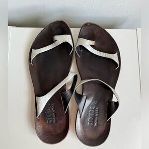 Cydwoq Sz 39 Bare Sandals Slip On Toe Loop Silver Brown Leather Sandals US Sz 8